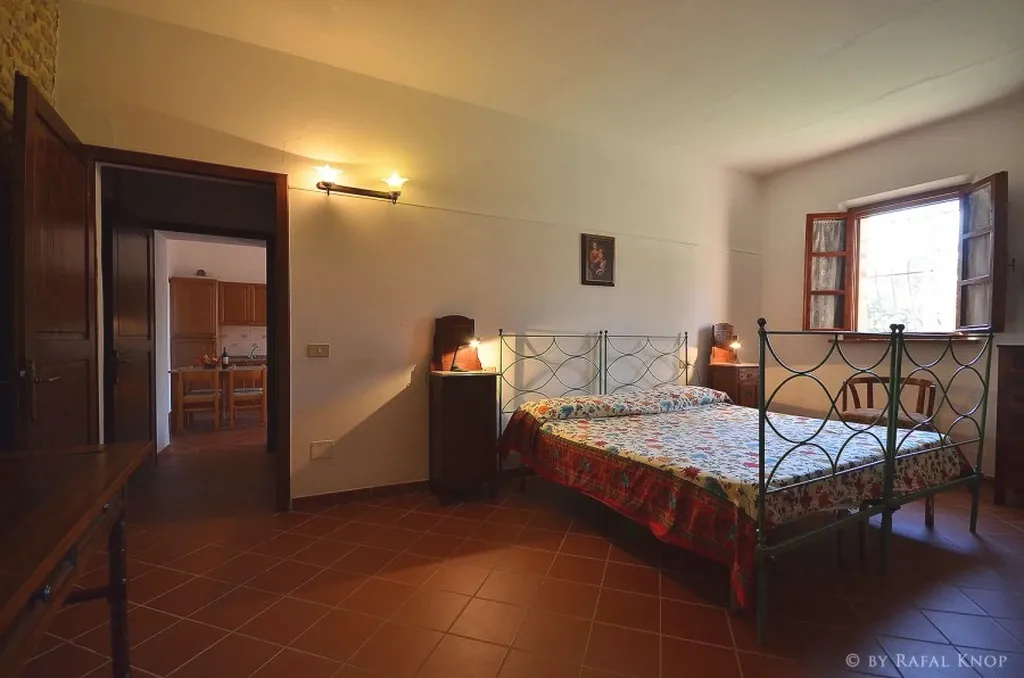 toscane-il-gattero-girasole-tweepersoonsbed-met-leeslampen-casamia