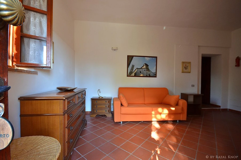 toscane-il-gattero-girasole-woonkamer-met-oranje-bank-casamia