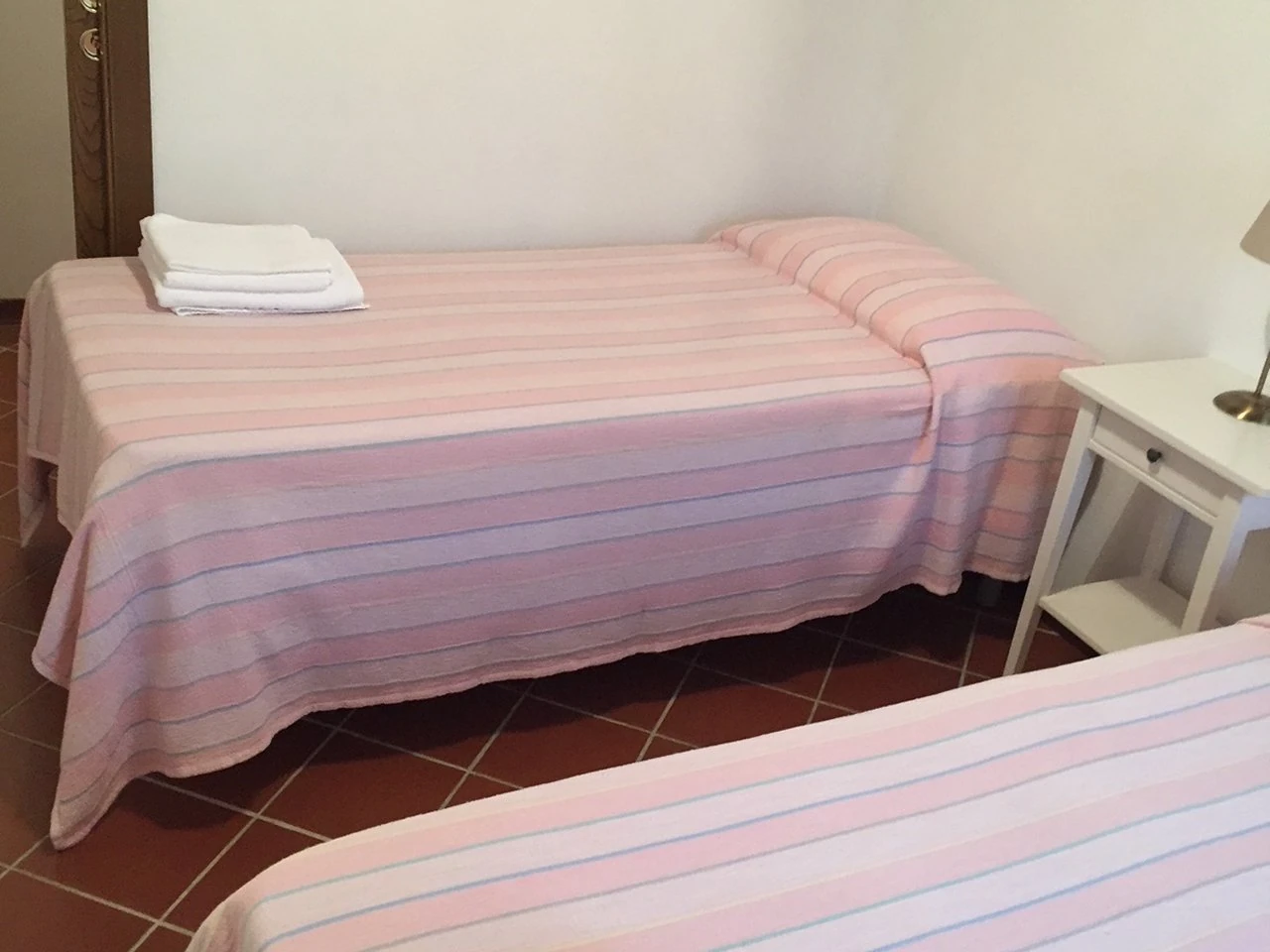 toscane-il-gattero-glicine-eenpersoonsbed-met-roze-sprei-casamia