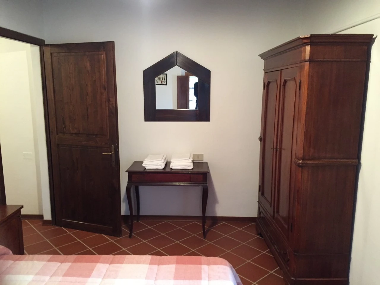 toscane-il-gattero-glicine-slaapkamer-met-houten-kledingkast-en-spiegel-casamia
