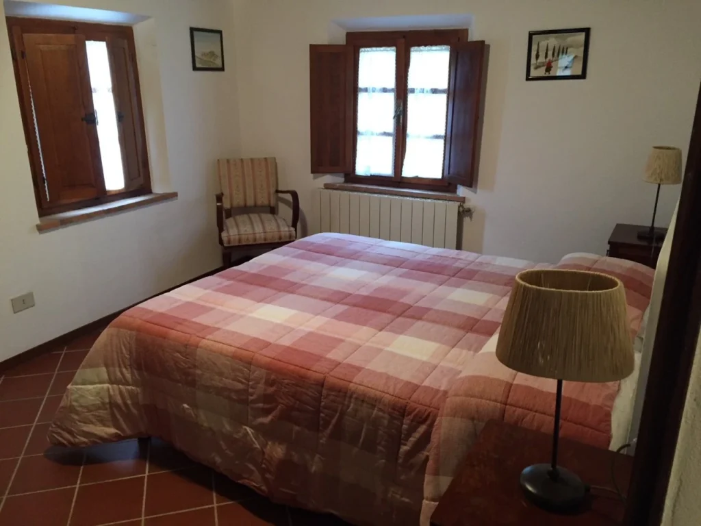 toscane-il-gattero-glicine-slaapkamer-met-tweepersoonsbed-en-twee-ramen-casamia