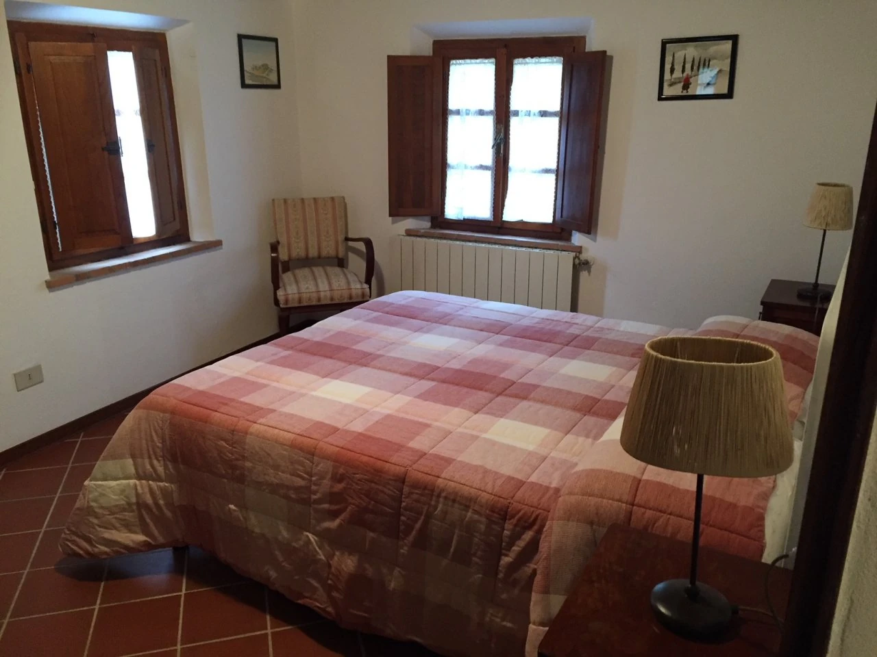 toscane-il-gattero-glicine-slaapkamer-met-tweepersoonsbed-en-twee-ramen-casamia