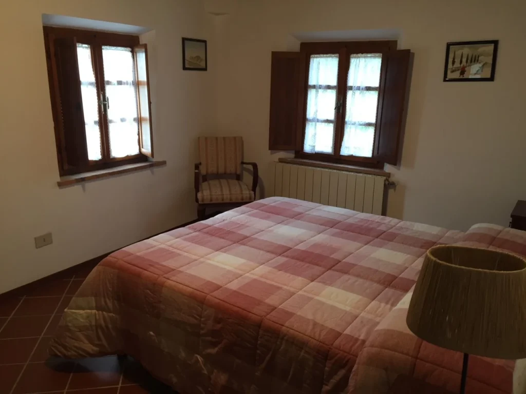 Toscane il gattero glicine tweepersoonsbed bij het raam