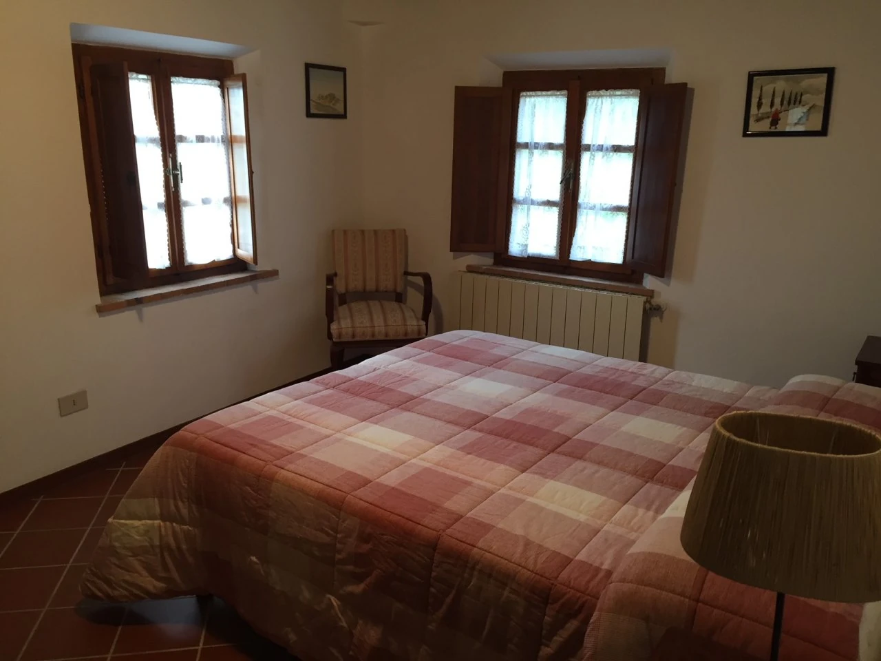 toscane-il-gattero-glicine-tweepersoonsbed-bij-het-raam-casamia