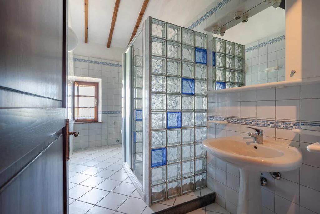 toscane-il-gattero-lavanda-badkamer-met-douche-en-wastafel-casamia
