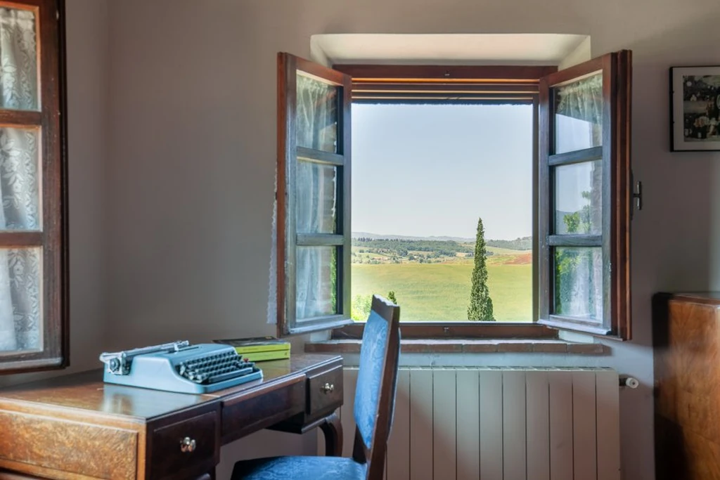 toscane-il-gattero-lavanda-eettafel-bij-open-raam-met-uitzicht-casamia