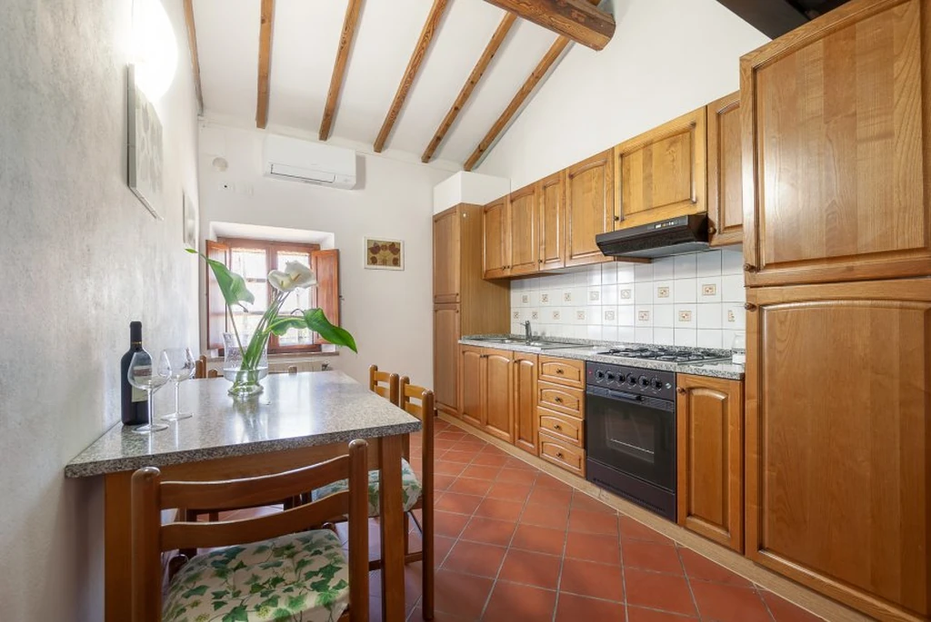 toscane-il-gattero-lavanda-keuken-met-houten-kasten-en-eettafel-casamia
