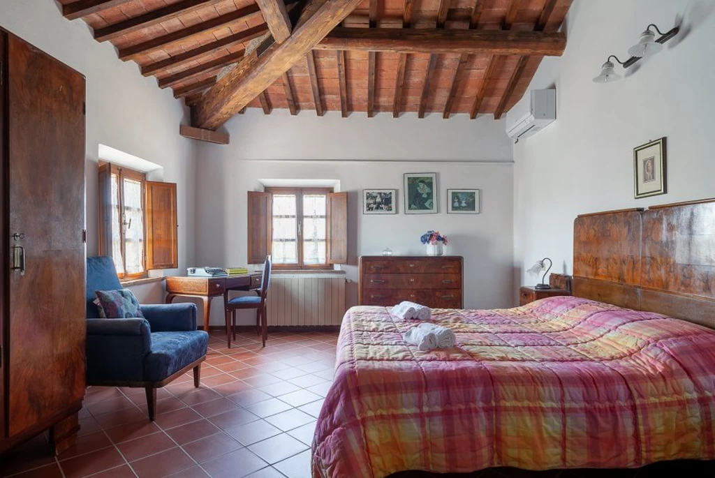 toscane-il-gattero-lavanda-slaapkamer-met-tweepersoonsbed-en-zitje-casamia