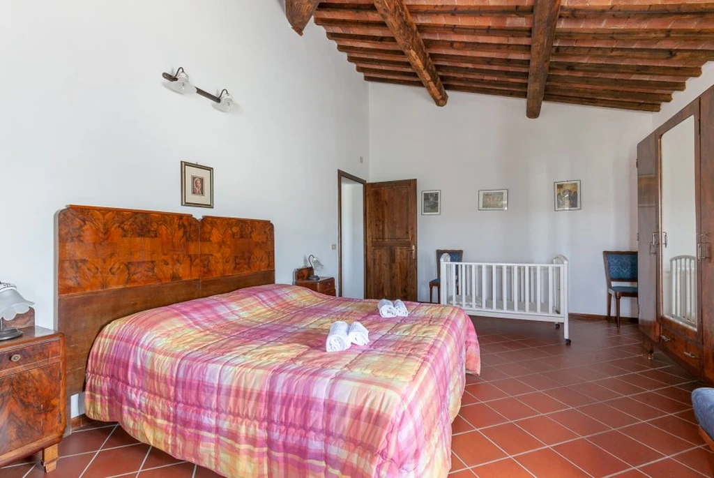 toscane-il-gattero-lavanda-tweepersoonsbed-onder-houten-balken-casamia