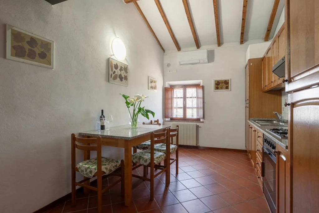 toscane-il-gattero-lavanda-woonkeuken-met-eettafel-casamia
