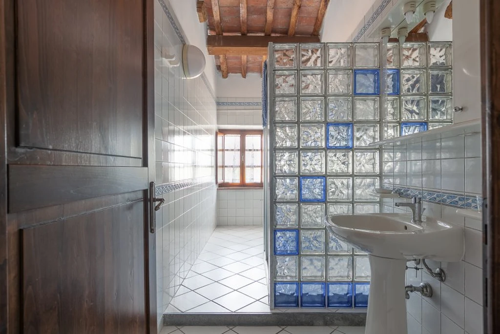 toscane-il-gattero-lilla-badkamer-met-glazen-douchewand-casamia
