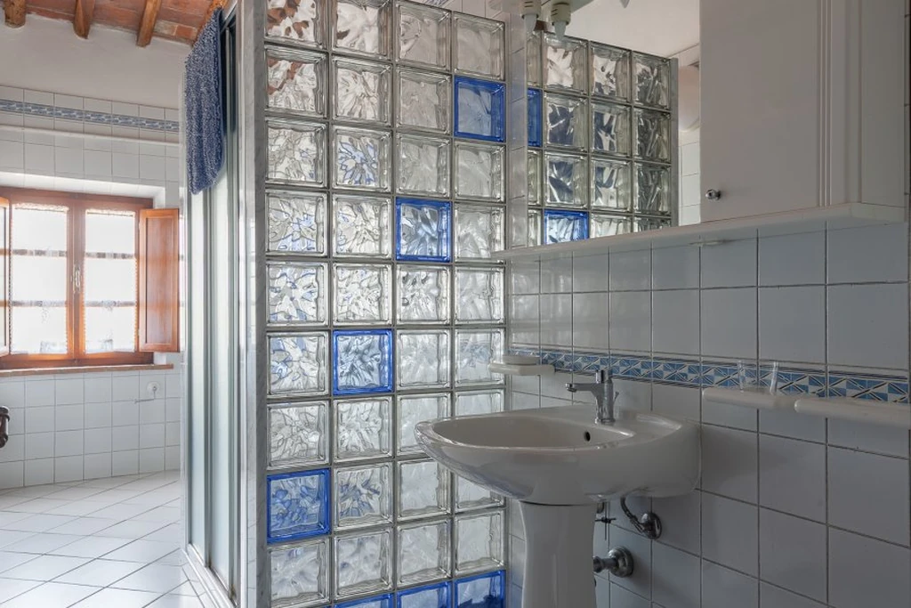 toscane-il-gattero-lilla-badkamer-met-wastafel-en-douche-casamia