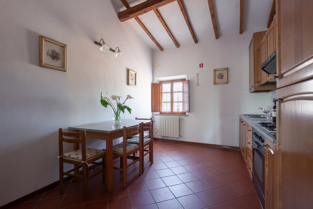 toscane-il-gattero-lilla-eethoek-met-keuken-op-de-achtergrond-casamia