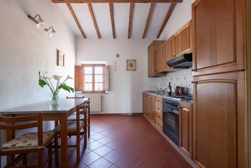 toscane-il-gattero-lilla-keuken-en-eettafel-bij-raam-casamia