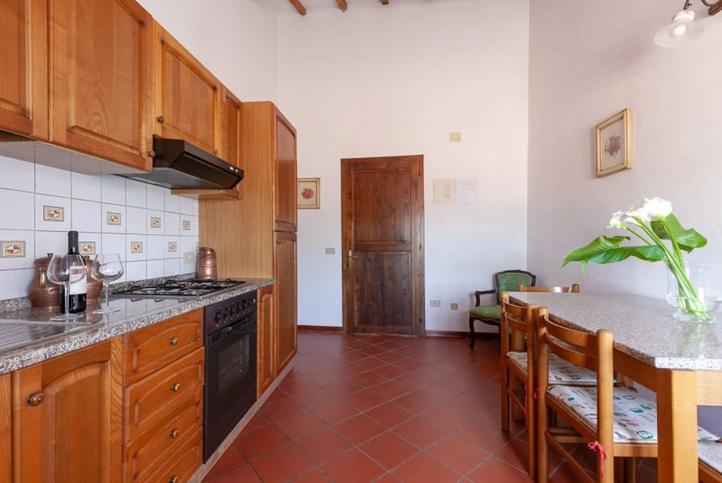 toscane-il-gattero-lilla-keuken-met-eethoek-en-planten-casamia