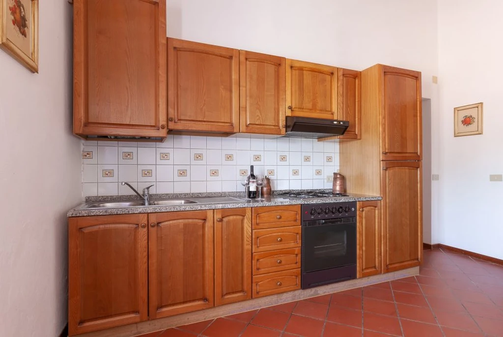 toscane-il-gattero-lilla-keuken-met-houten-kasten-casamia