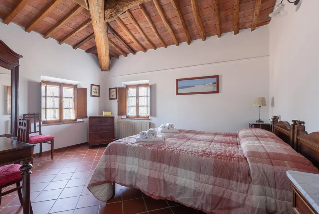 toscane-il-gattero-lilla-slaapkamer-met-tweepersoonsbed-en-zitje-casamia