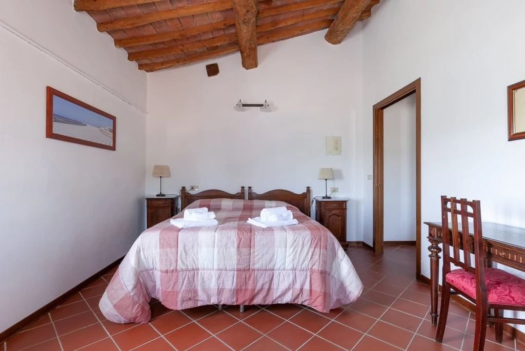 toscane-il-gattero-lilla-tweepersoonsbed-onder-balkenplafond-casamia