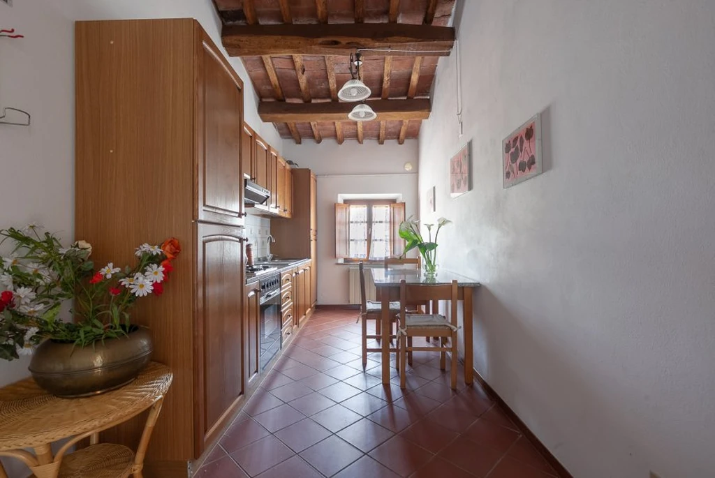 toscane-il-gattero-lilla-woonkeuken-met-eettafel-en-balkenplafond-casamia