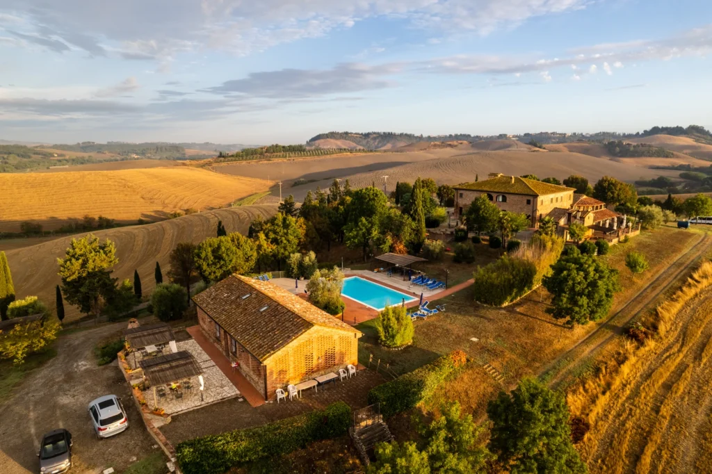 Toscane il gattero luchtfoto van binnenplaats en zwembad