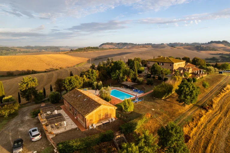 Toscane il gattero luchtfoto van binnenplaats en zwembad