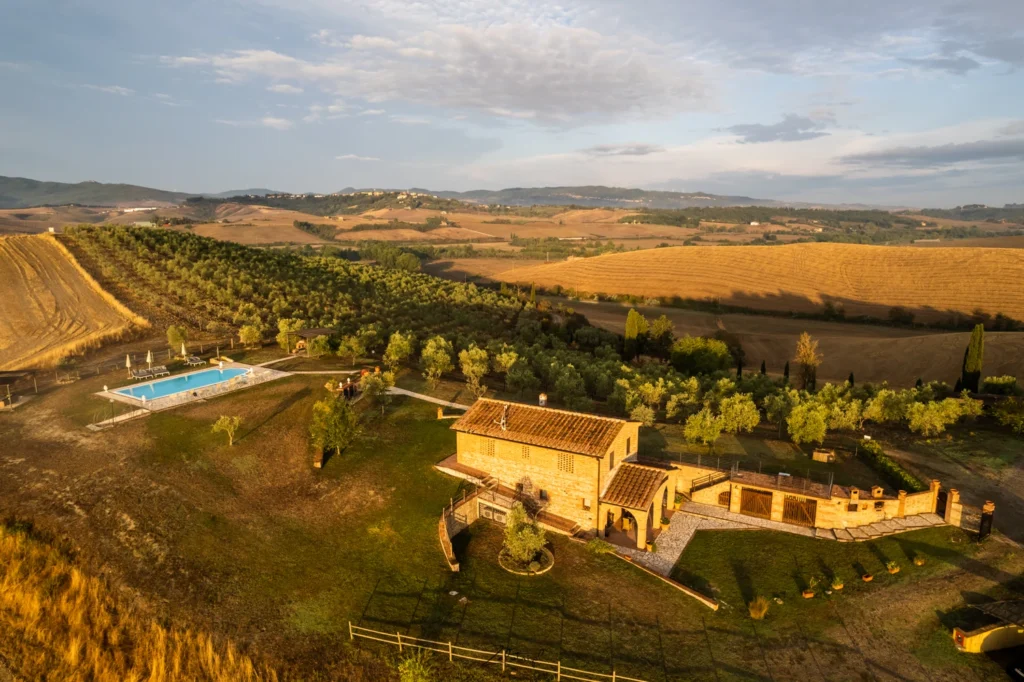 Toscane il gattero luchtfoto van gebouwen en omliggende akkers