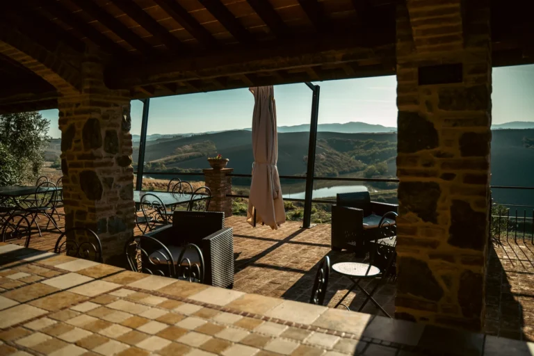 Toscane il gattero overdekt terras met uitzicht
