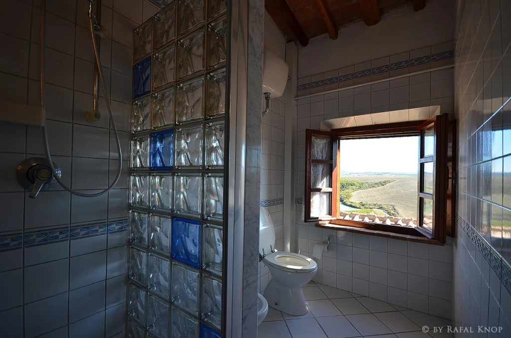 toscane-il-gattero-pervinca-badkamer-met-douche-en-raam-casamia