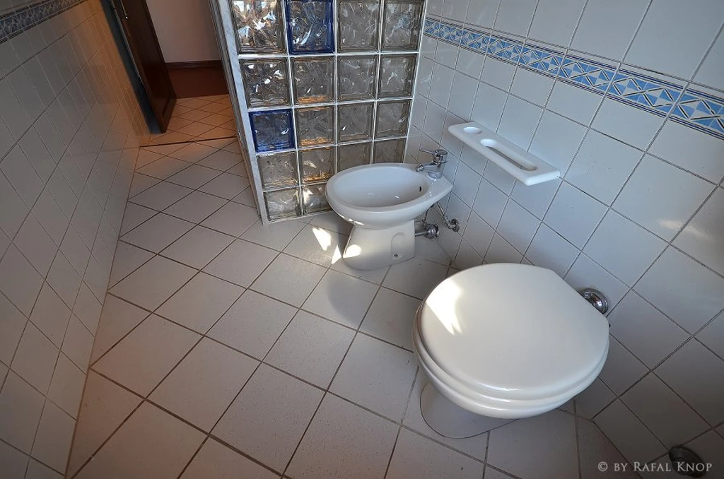 toscane-il-gattero-pervinca-badkamer-met-toilet-en-bidet-casamia