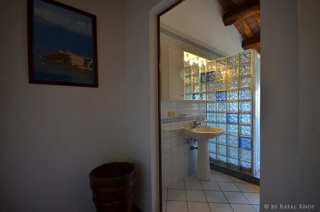 toscane-il-gattero-pervinca-doorkijk-naar-badkamer-casamia