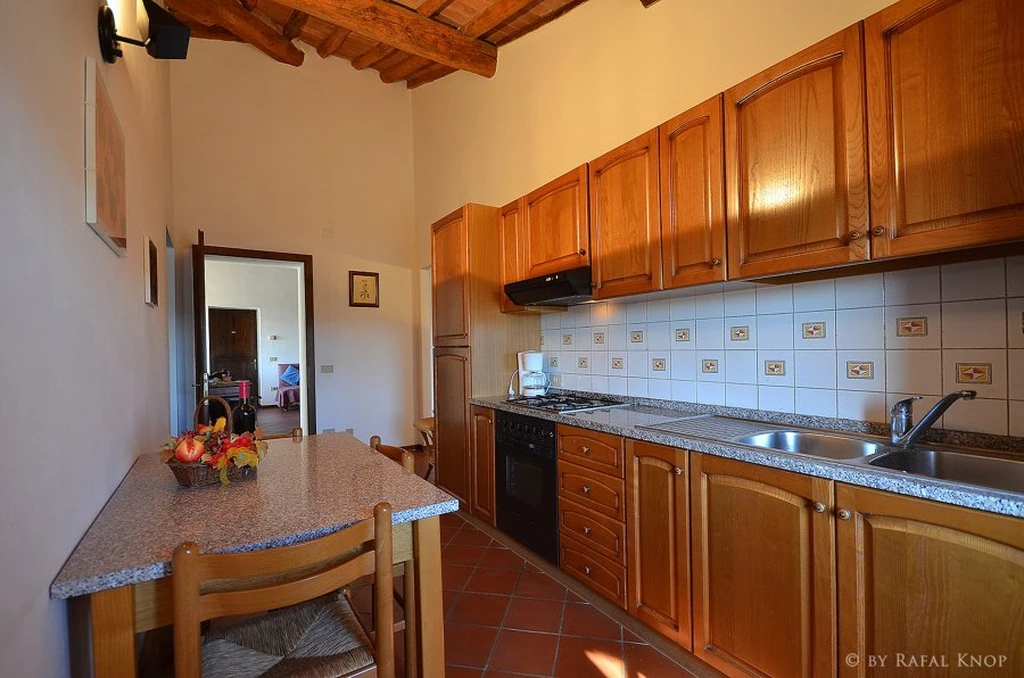 toscane-il-gattero-pervinca-keuken-met-houten-kasten-casamia