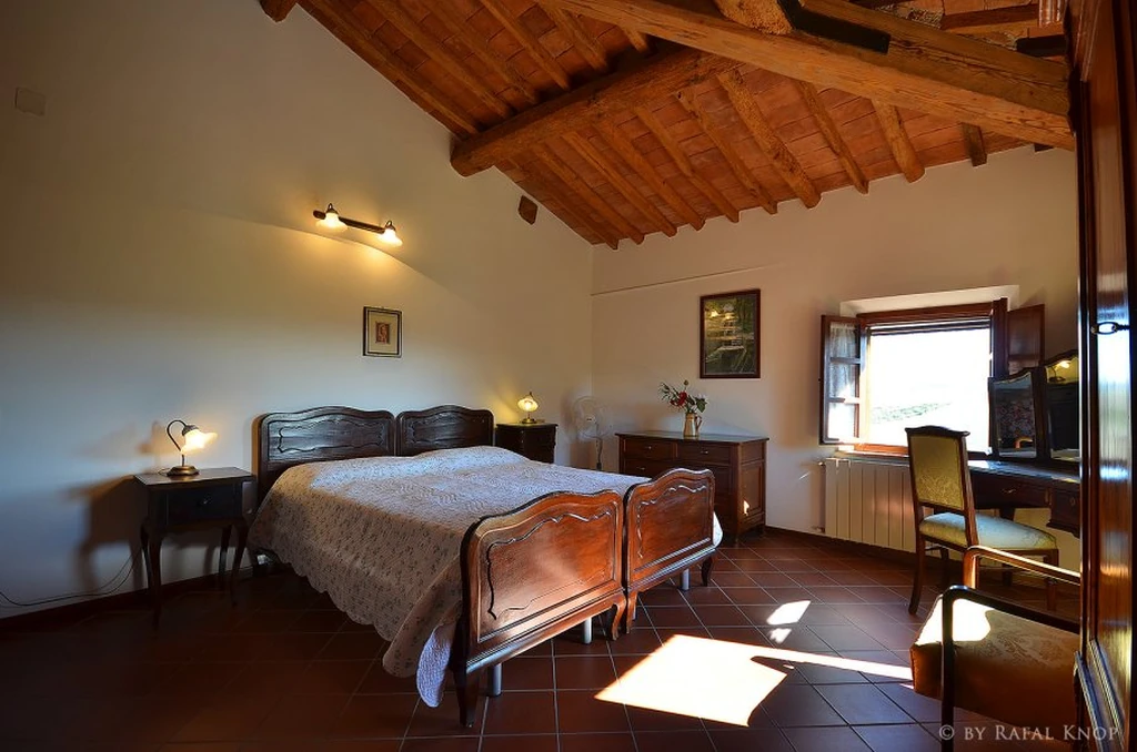 toscane-il-gattero-pervinca-slaapkamer-met-houten-balkenplafond-casamia