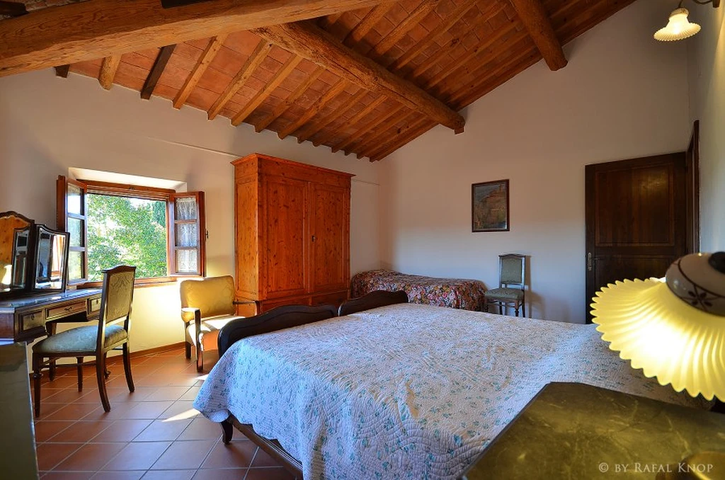 toscane-il-gattero-pervinca-slaapkamer-met-tweepersoonsbed-en-eethoek-casamia
