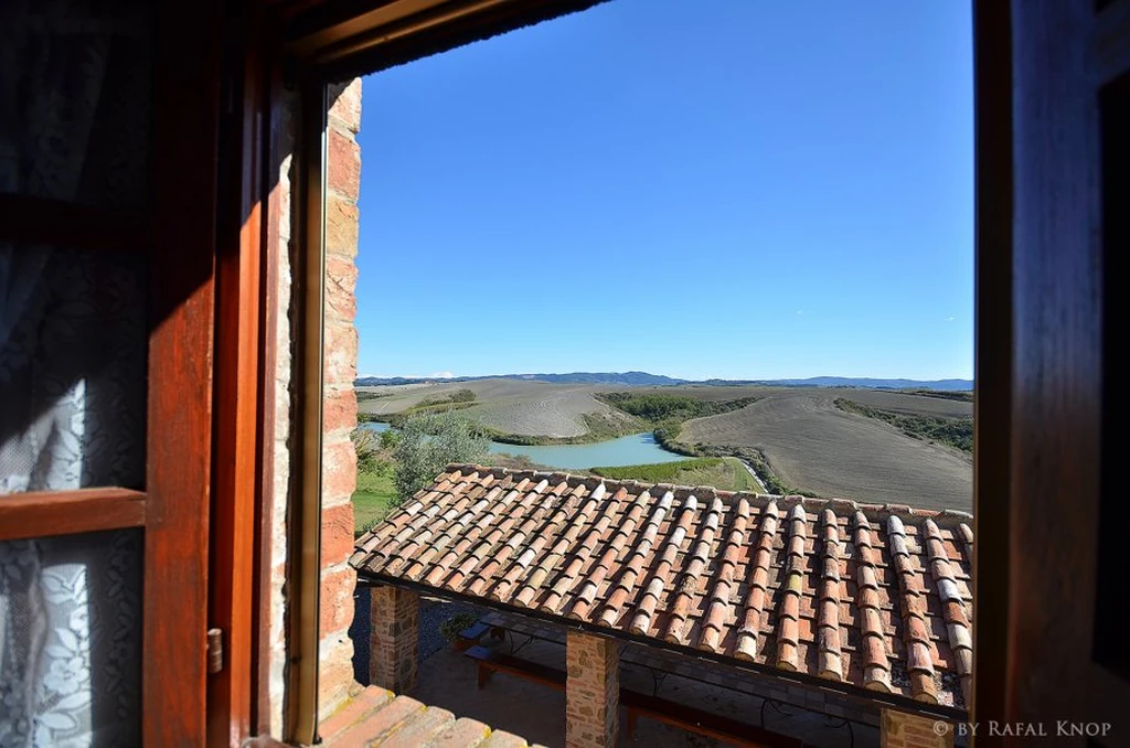 toscane-il-gattero-pervinca-uitzicht-vanuit-open-raam-casamia
