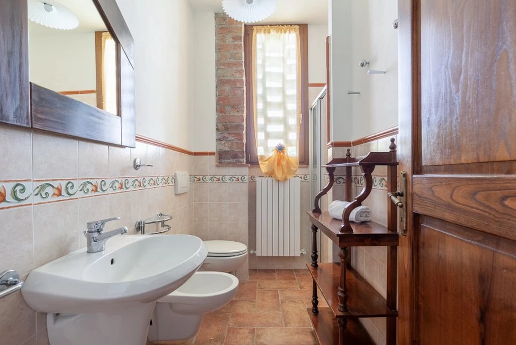 toscane-il-gattero-primula-badkamer-met-wastafel-en-douche-casamia