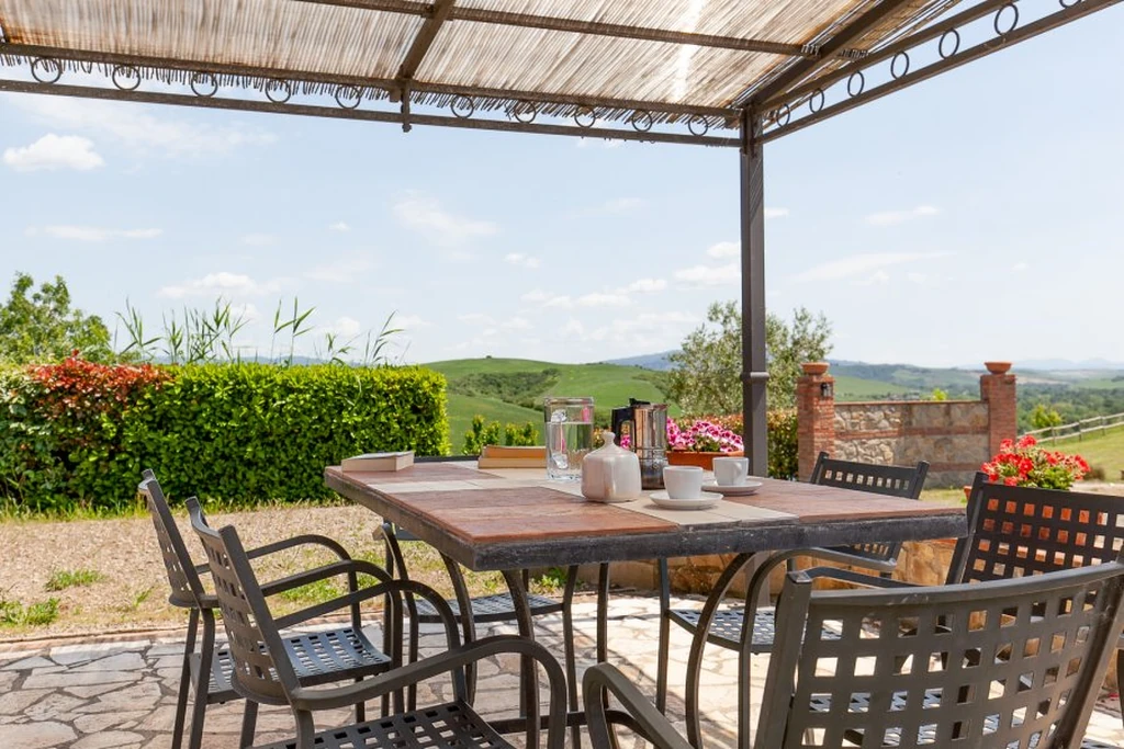 Toscane il gattero primula buitentafel met uitzicht op heuvels
