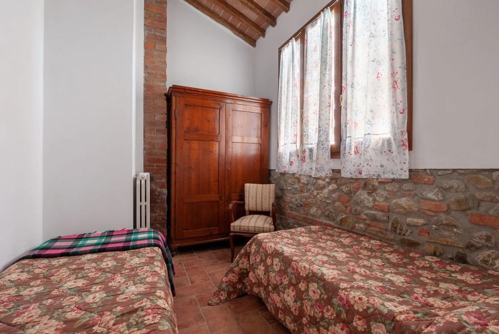 toscane-il-gattero-primula-eenpersoonsbed-langs-het-raam-casamia