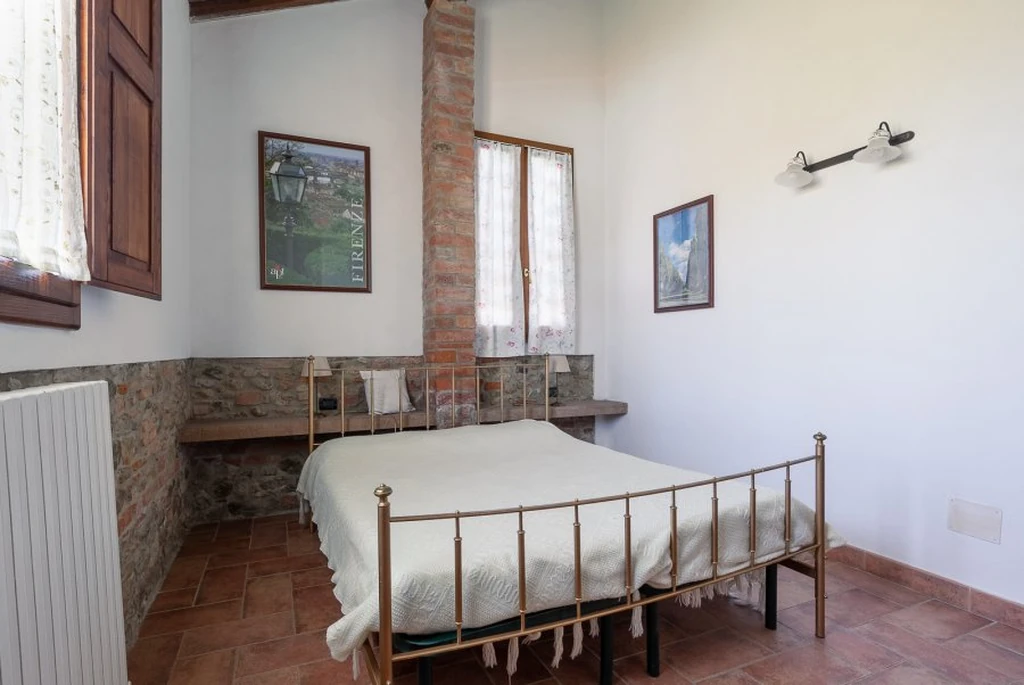 toscane-il-gattero-primula-eenpersoonsbed-onder-wandlamp-casamia