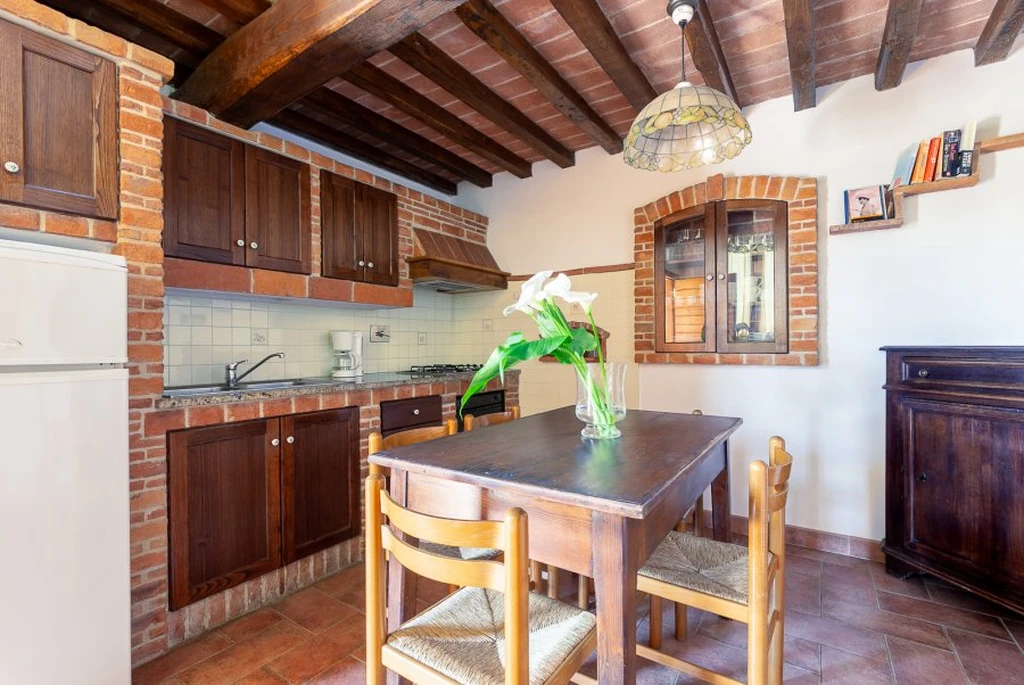 Toscane il gattero primula keuken met eettafel en houten kasten