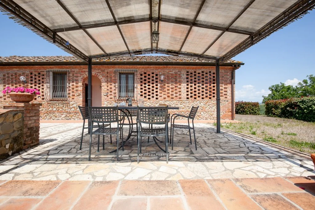toscane-il-gattero-primula-overdekt-terras-met-eettafel-casamia