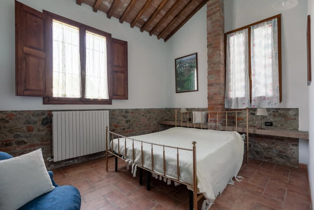 toscane-il-gattero-primula-slaapkamer-met-eenpersoonsbed-bij-raam-casamia