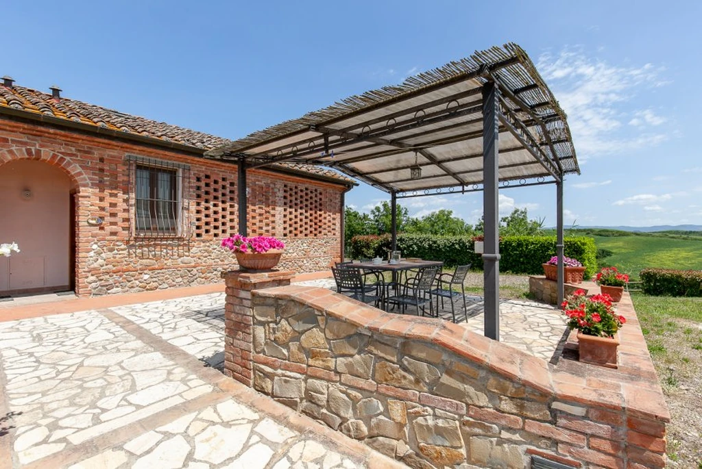 toscane-il-gattero-primula-terras-en-entree-met-bloembakken-casamia