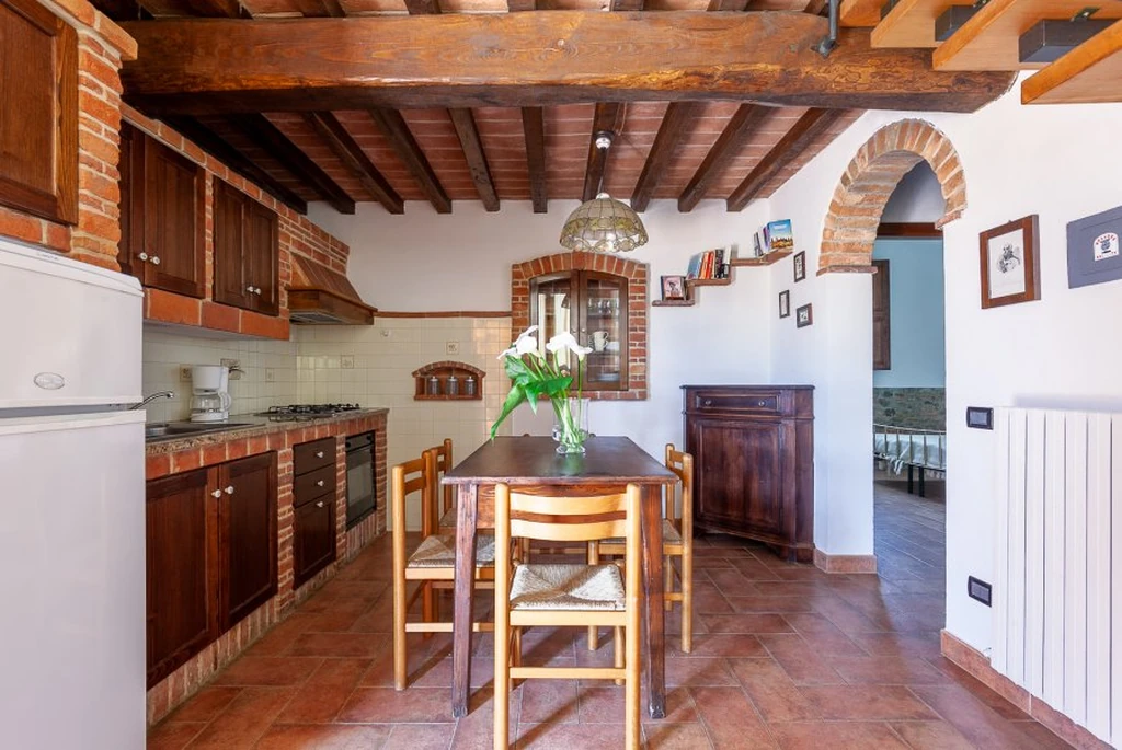 toscane-il-gattero-primula-woonkeuken-met-houten-balken-casamia