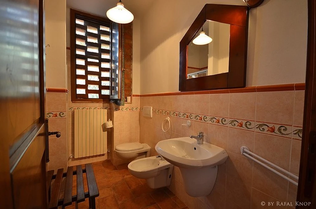 toscane-il-gattero-ribes-badkamer-met-wastafel-en-douche-casamia