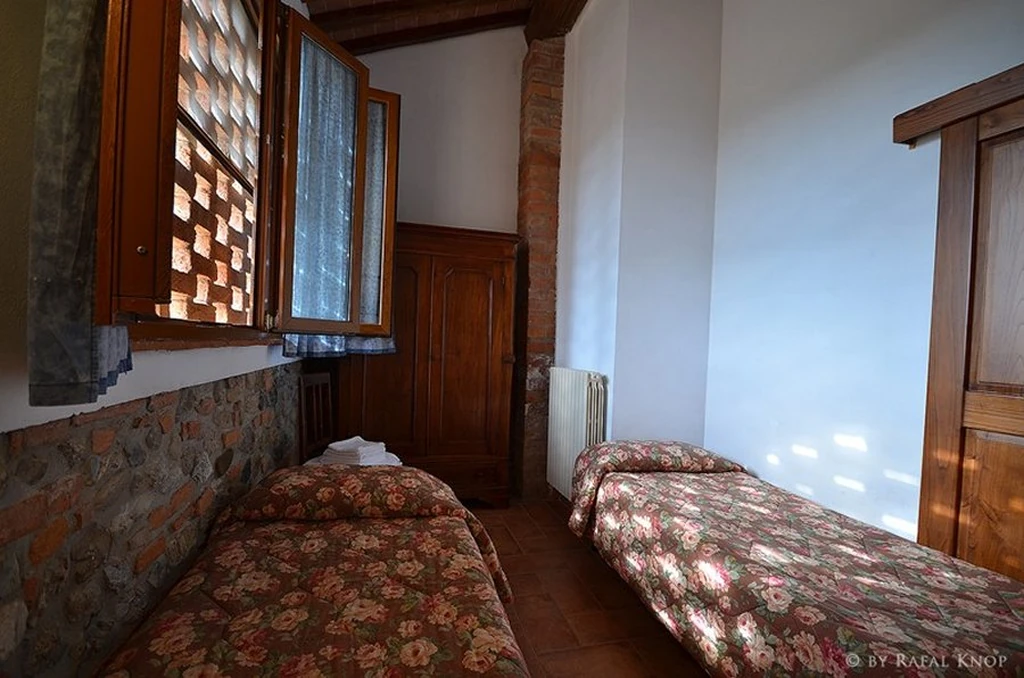 toscane-il-gattero-ribes-slaapkamer-met-twee-eenpersoonsbedden-casamia