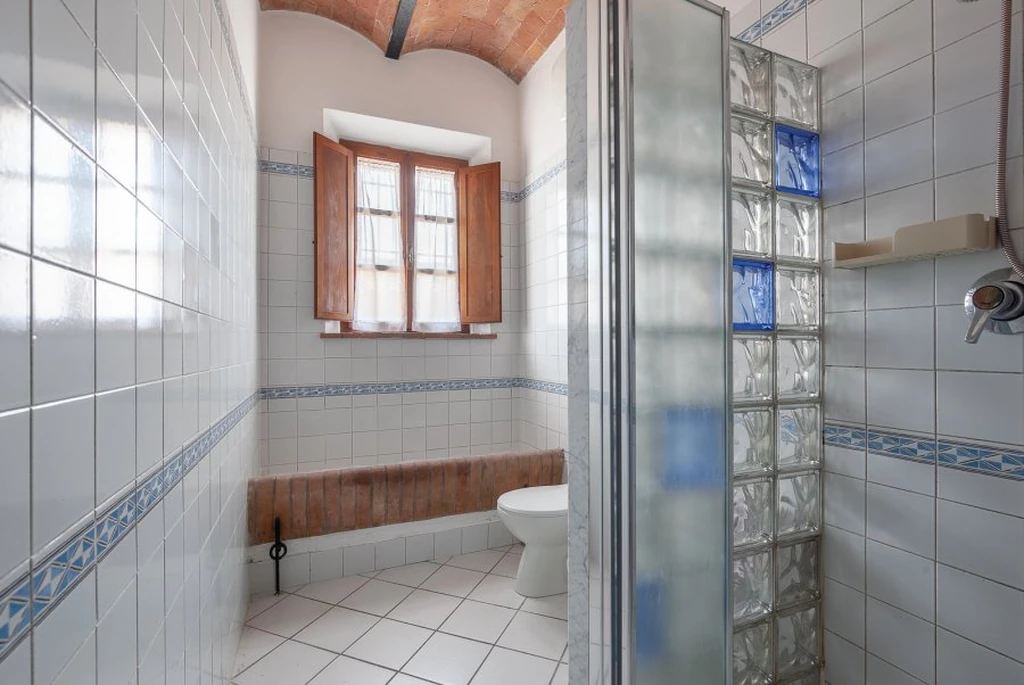 toscane-il-gattero-rosa-badkamer-met-toilet-en-douche-casamia