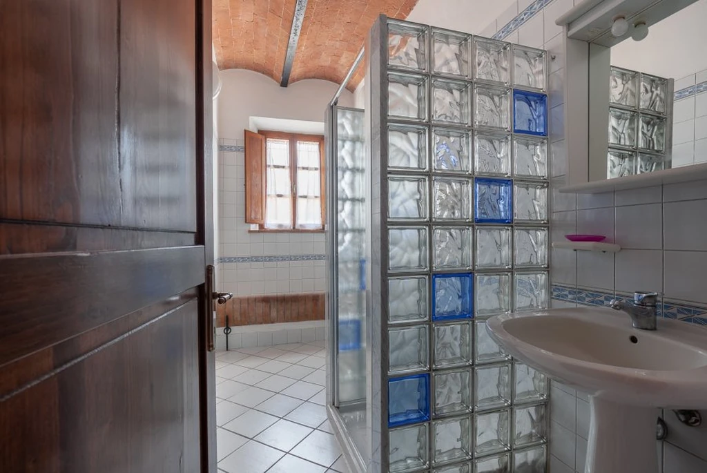 toscane-il-gattero-rosa-badkamer-met-wastafel-en-douchewand-casamia
