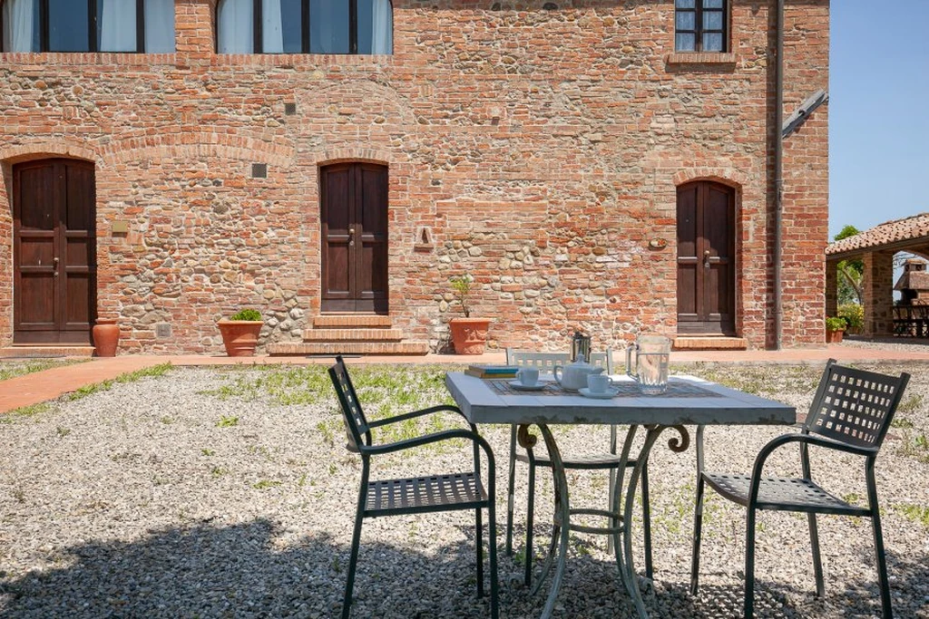 toscane-il-gattero-rosa-buitentafel-op-de-binnenplaats-casamia