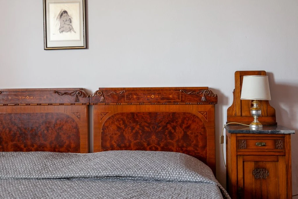 toscane-il-gattero-rosa-detail-van-houten-bed-en-nachtkastje-casamia