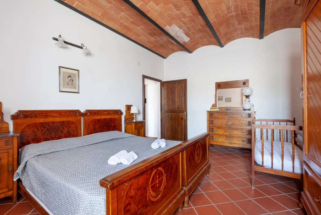 toscane-il-gattero-rosa-slaapkamer-met-houten-tweepersoonsbed-casamia